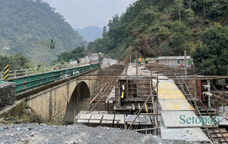 फाइल तस्बिरः नारायणगढ-मुग्लिन सडक खण्डमा निर्माणाधीन पुल। तस्बिरः राजेश घिमिरे/सेतोपाटी